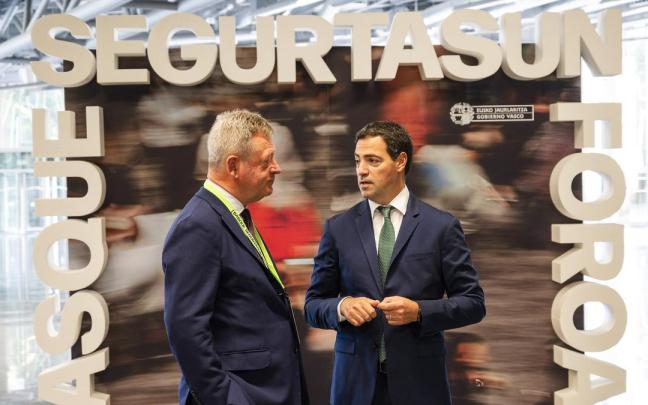 El consejero de Seguridad, Bingen Zupiria, con el lehendakari, Imanol Pradales