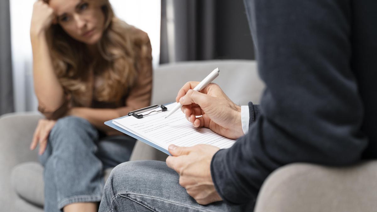 Mujer en una sesión de terapia con el psicólogo.
