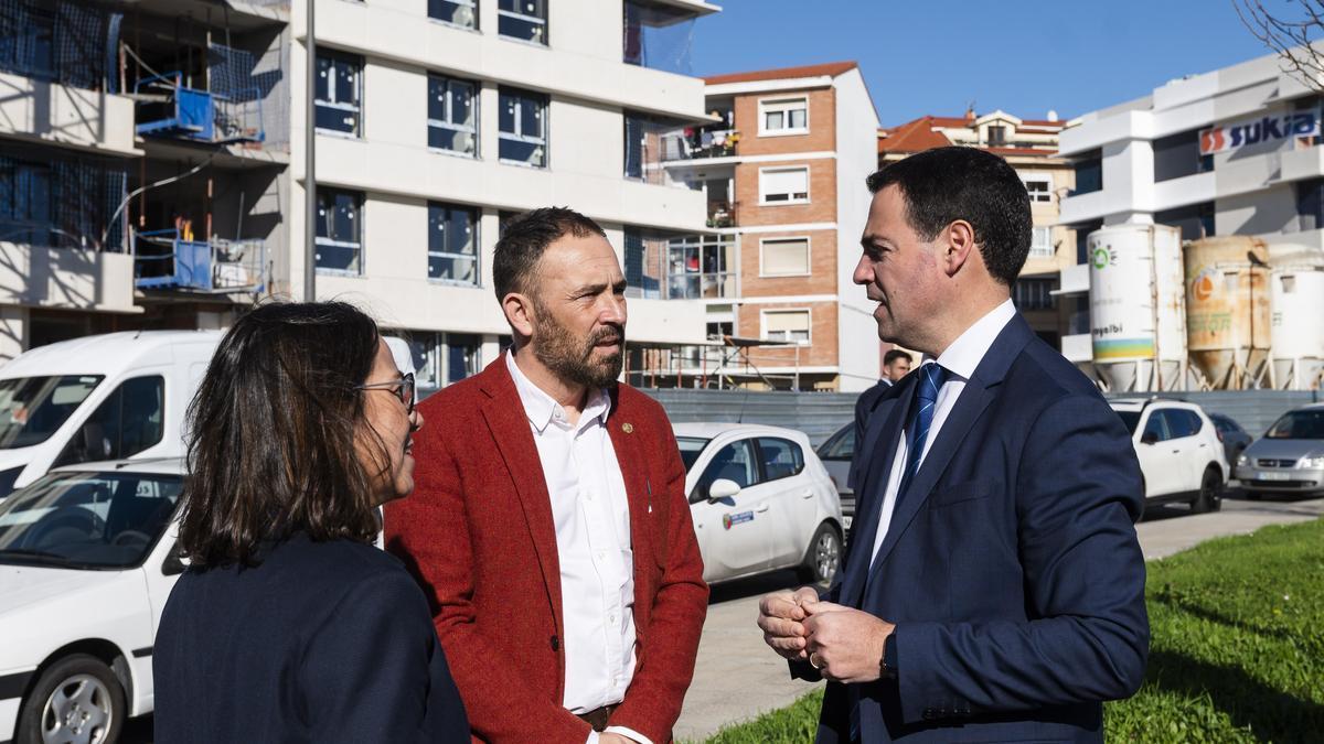 El lehendakari, Imanol Pradales, junto al consejero de Vivienda, Denis Itxaso, y la alcaldesa de Getxo, Amaia Aguirre.