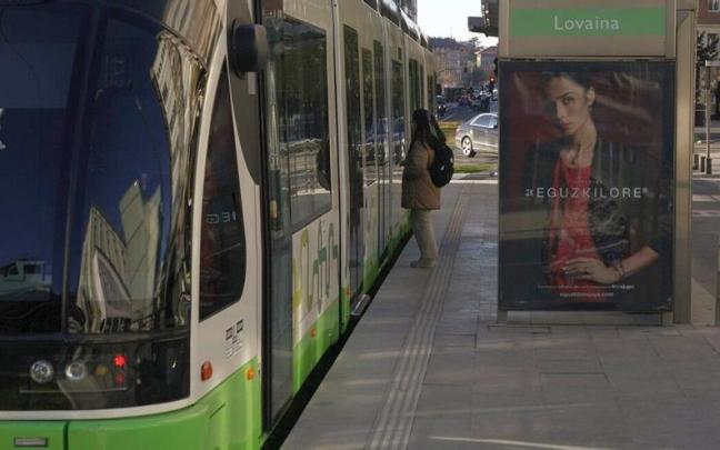 Una persona espera para acceder al tranvía