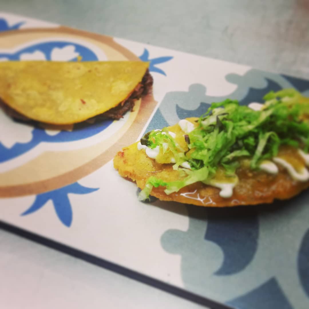 Quesadilla de tortilla y de masa (derecha).