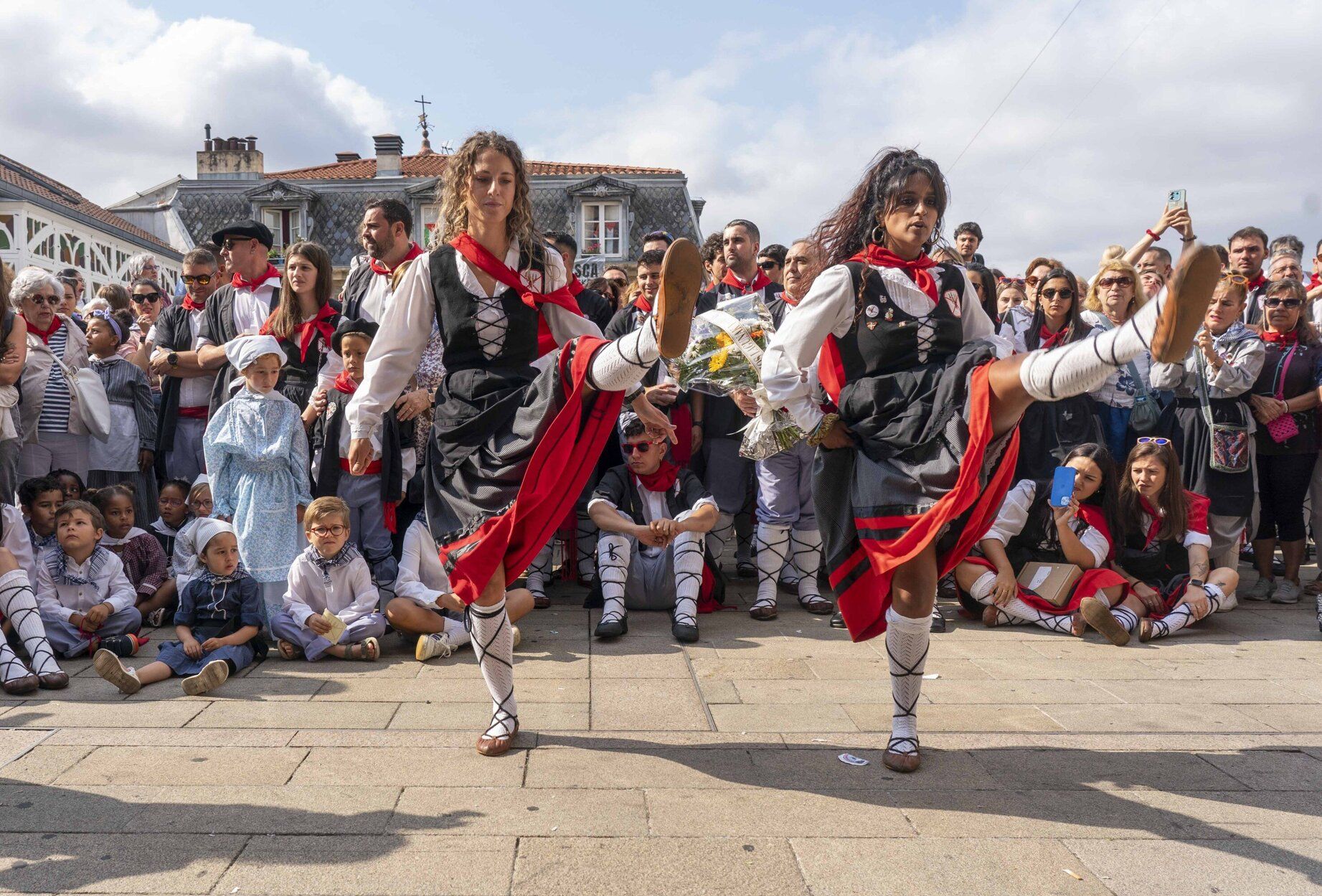 Aurreskus en honor a la Virgen Blanca.