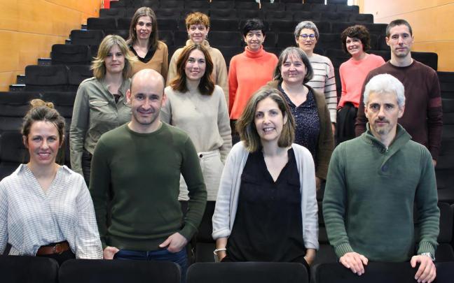 Madres y padres agrupados en GHauzatu en la presentación de la asociación, este 14 de marzo en kultur etxea, coincidiendo con el Día Internacional de las Altas Capacidades Intelectuales.