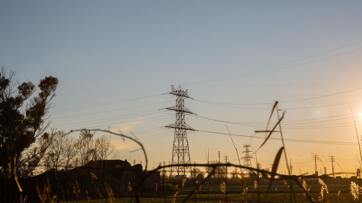 La luz se ha encarecido por la subida de nuevo del IVA.