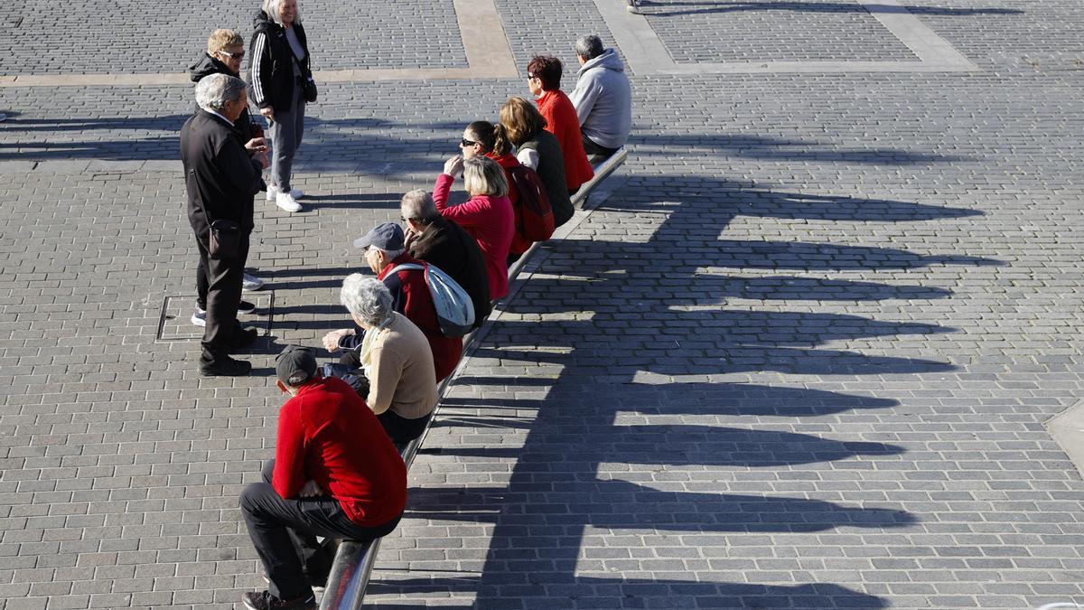 Un grupo de pensionista descansa en una plaza de Bilbao.