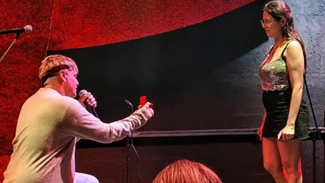 El joven se dispone a pedirle matrimonio a su novia en un concierto