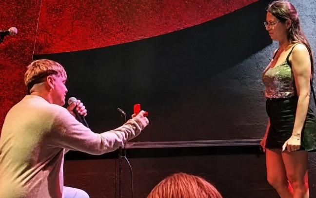 El joven se dispone a pedirle matrimonio a su novia en un concierto
