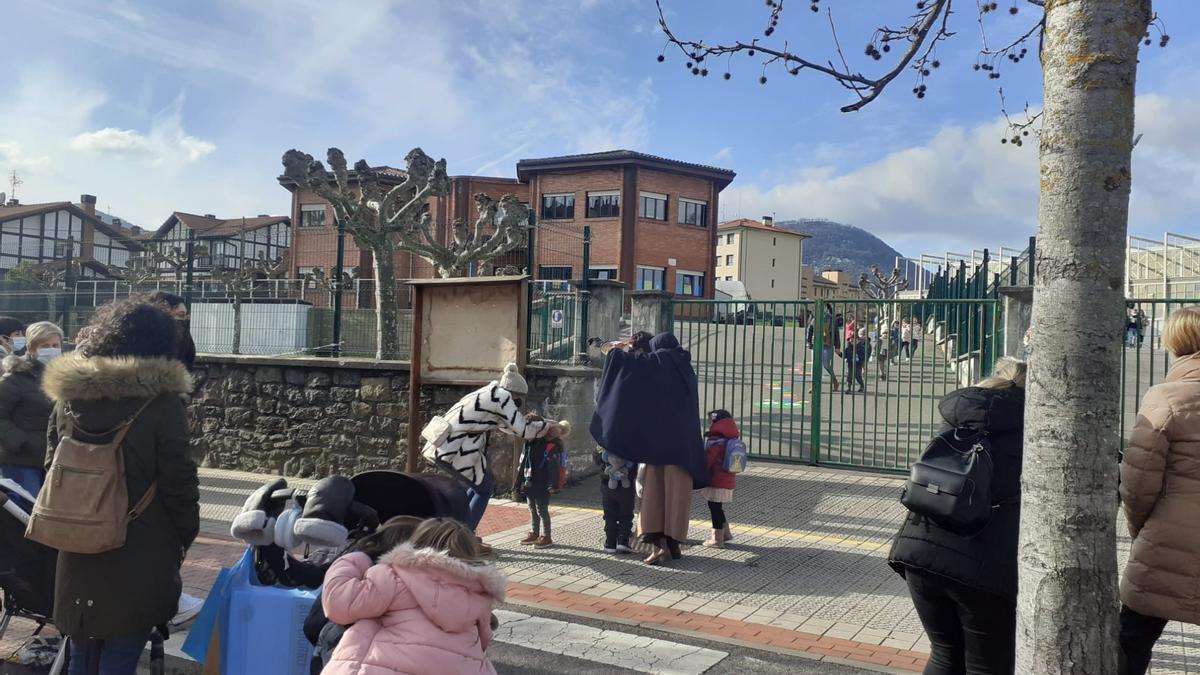 Familias recogiendo a sus hijas e hijos a la salida de clase del colegio público Mendiko en Amurrio