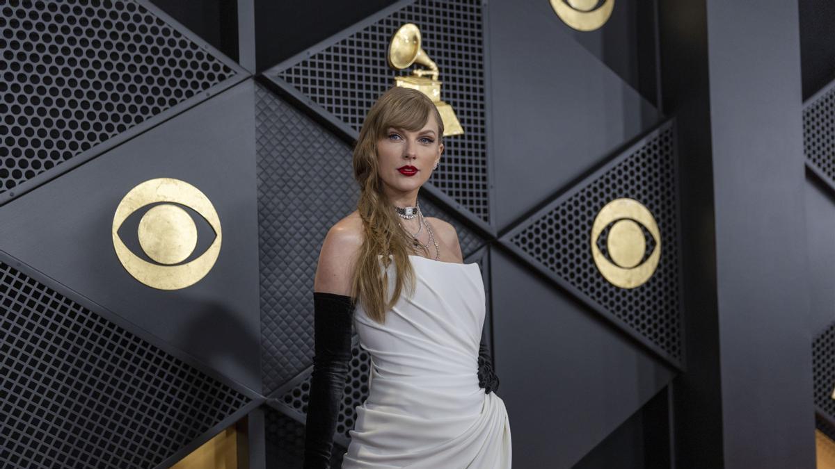 Taylor Swift en la alfombra roja de los Premios Grammy.