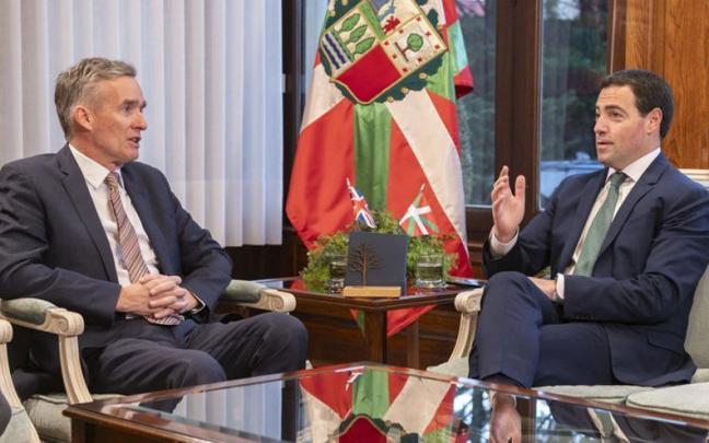 Pradales recibe al Embajador de Reino Unido, Sir Alex Ellis.