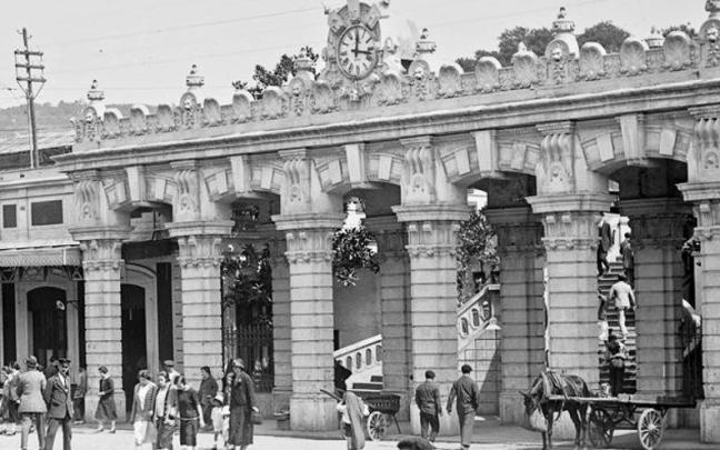 Imagen histórica de pórtico removido.