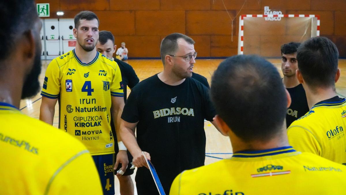 Alex Mozas dando instrucciones a sus jugadores en la final del Torneo Egia. PEDRO MARTÍNEZ