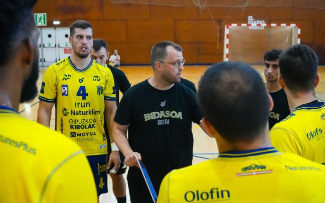 Alex Mozas dando instrucciones a sus jugadores en la final del Torneo Egia. PEDRO MARTÍNEZ