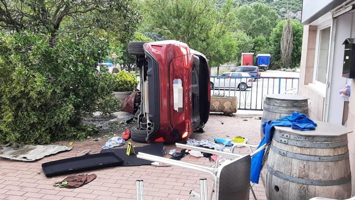 Imagen del vehículo siniestrado en la terraza del restaurante de Irurtzun