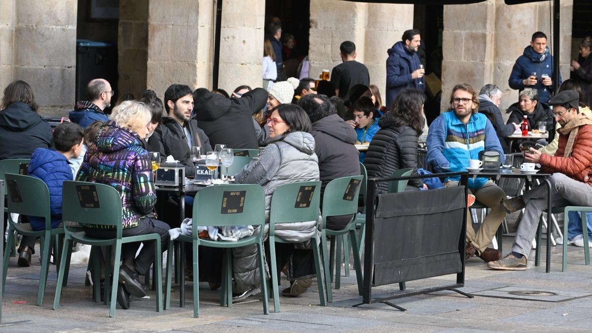 Varias personas en la terraza de un bar de Bilbao.