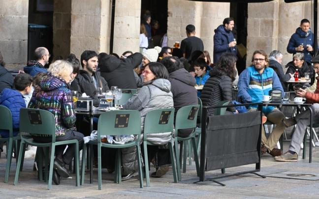 Varias personas en la terraza de un bar de Bilbao. / Oskar González Varias personas en la terraza de un bar de Bilbao.