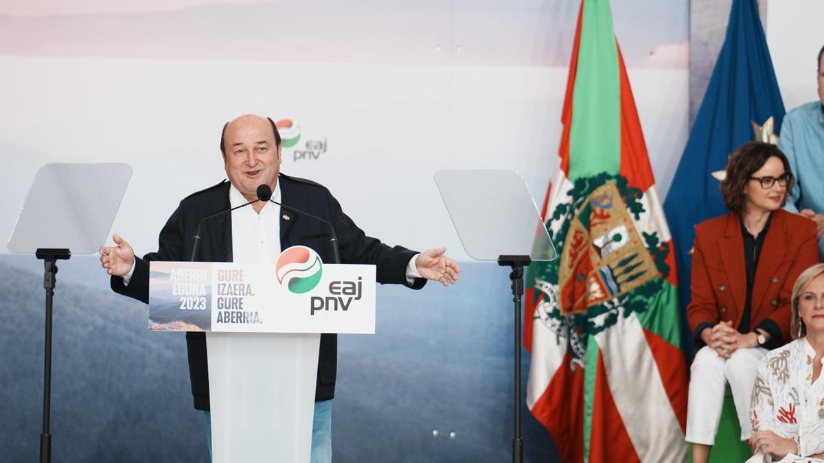 El presidente del PNV y del Euzkadi Buru Batzaren (EBB), Andoni Ortuzar, interviene en la celebración del Aberri Eguna.