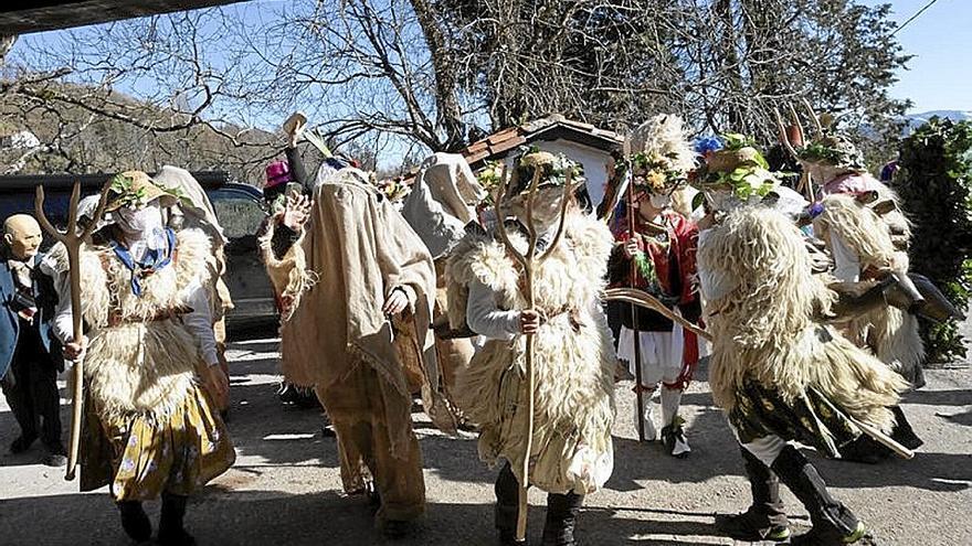 Los personajes de la Koko Dantza durante su ruta del año pasado. Foto: Ayuntamiento de Eibar Los personajes de la Koko Dantza durante su ruta del año pasado. Foto: Ayuntamiento de Eibar