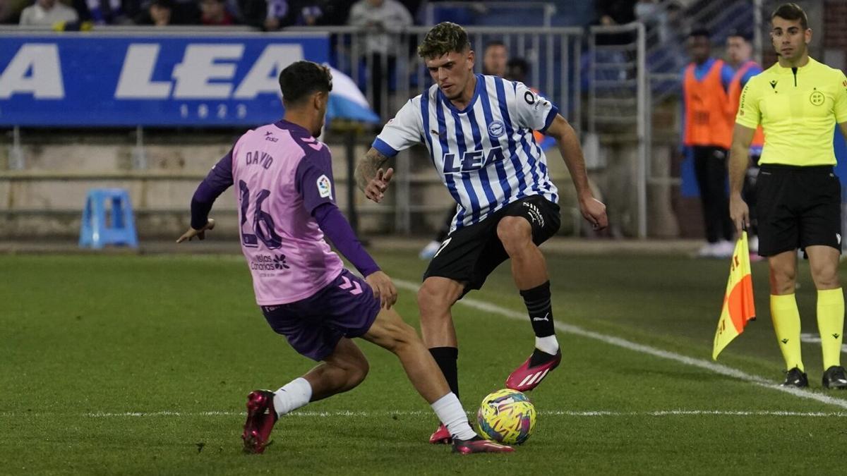 Javi López intenta superar a David Rodríguez durante el Alavés-Tenerife.