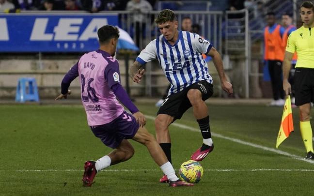 Javi López intenta superar a David Rodríguez durante el Alavés-Tenerife.