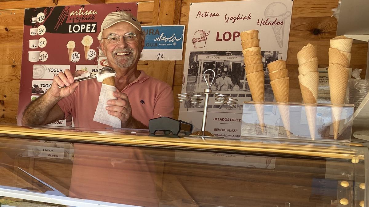 Juan Mari López, dueño del 'Txurre' de Zumaia, en el quiosco de la playa de Itzurun.