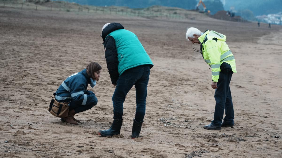 Varias personas buscan pellets en la playa de La Arena, en Muskiz.
