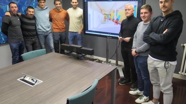 Los escaladores y los representantes municipales.