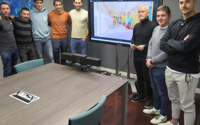 Los escaladores y los representantes municipales.