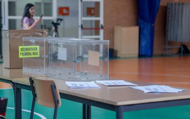 Preparación de la Jornada Electoral en un colegio en Madrid.