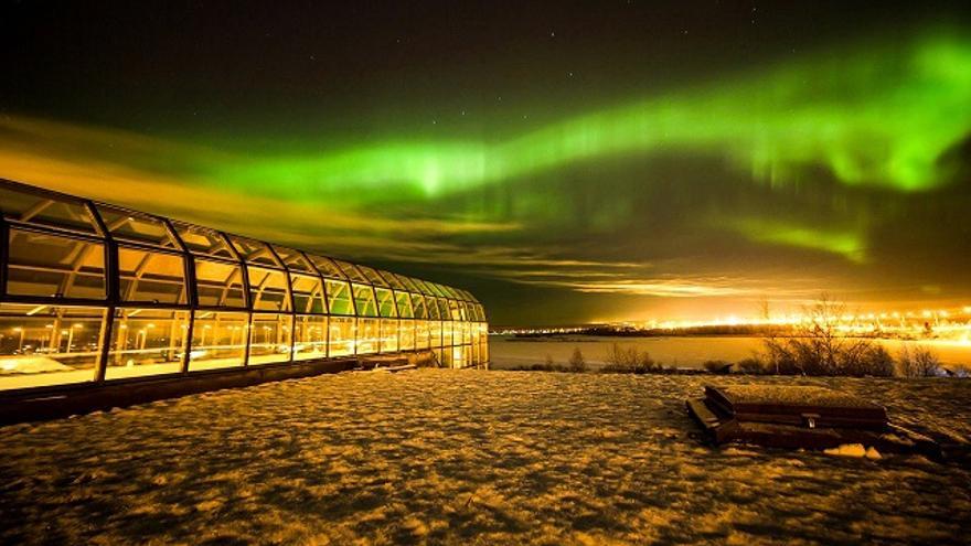 Auroras boreales sobre el museo Arktikum.