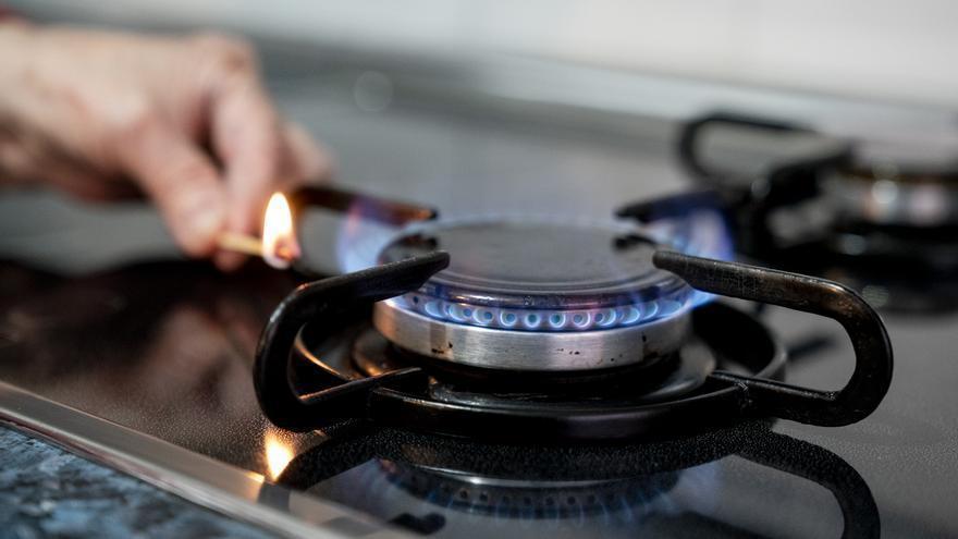 Una persona enciende un fuego de una cocina de gas.
