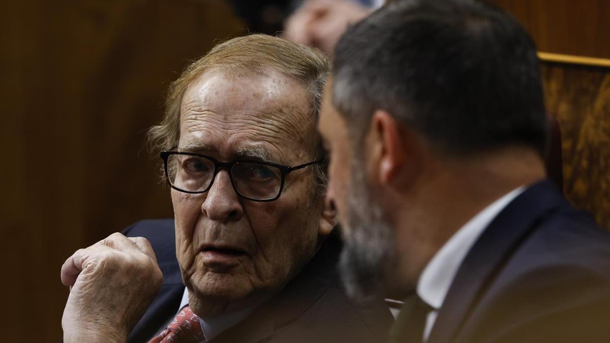 Ramón Tamames junto a Santiago Abascal tras su intervención en el debate de la moción de censura.