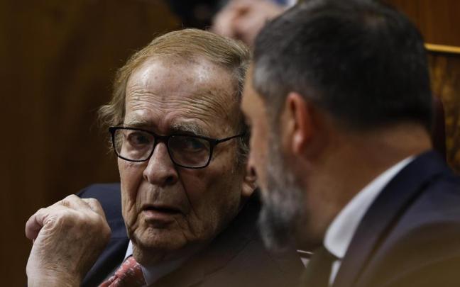 Ramón Tamames junto a Santiago Abascal tras su intervención en el debate de la moción de censura.