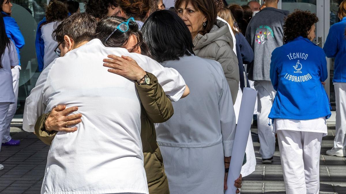 Crimen machistas: varias personas durante el minuto de silencio por el asesinato de Andrea Bejarano, 19 de marzo de 2025.