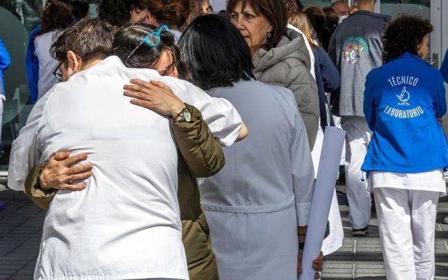 Crimen machistas: varias personas durante el minuto de silencio por el asesinato de Andrea Bejarano, 19 de marzo de 2025. / Octavio Guzmán Crimen machistas: varias personas durante el minuto de silencio por el asesinato de Andrea Bejarano, 19 de marzo de 2025.