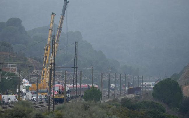 Imagen de los trabajos de rescate de los convoyes de trenes accidentados en la zona del suceso en Adamuz (Córdoba)