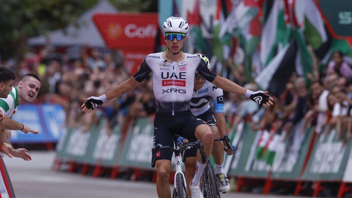 Juan Ayuso celebra la victoria por delante de Javier Romo.