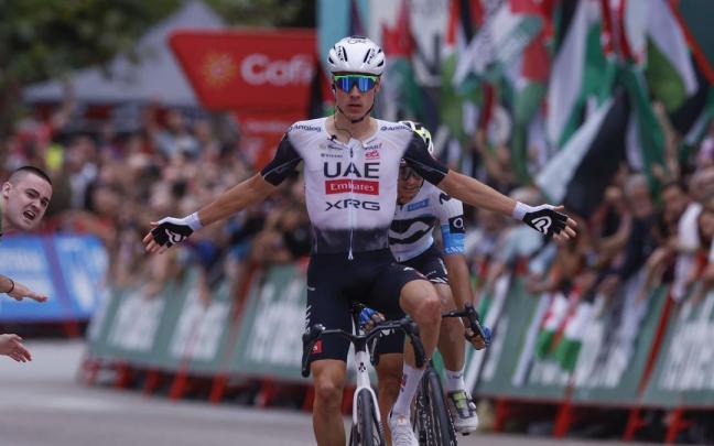 Juan Ayuso celebra la victoria por delante de Javier Romo.