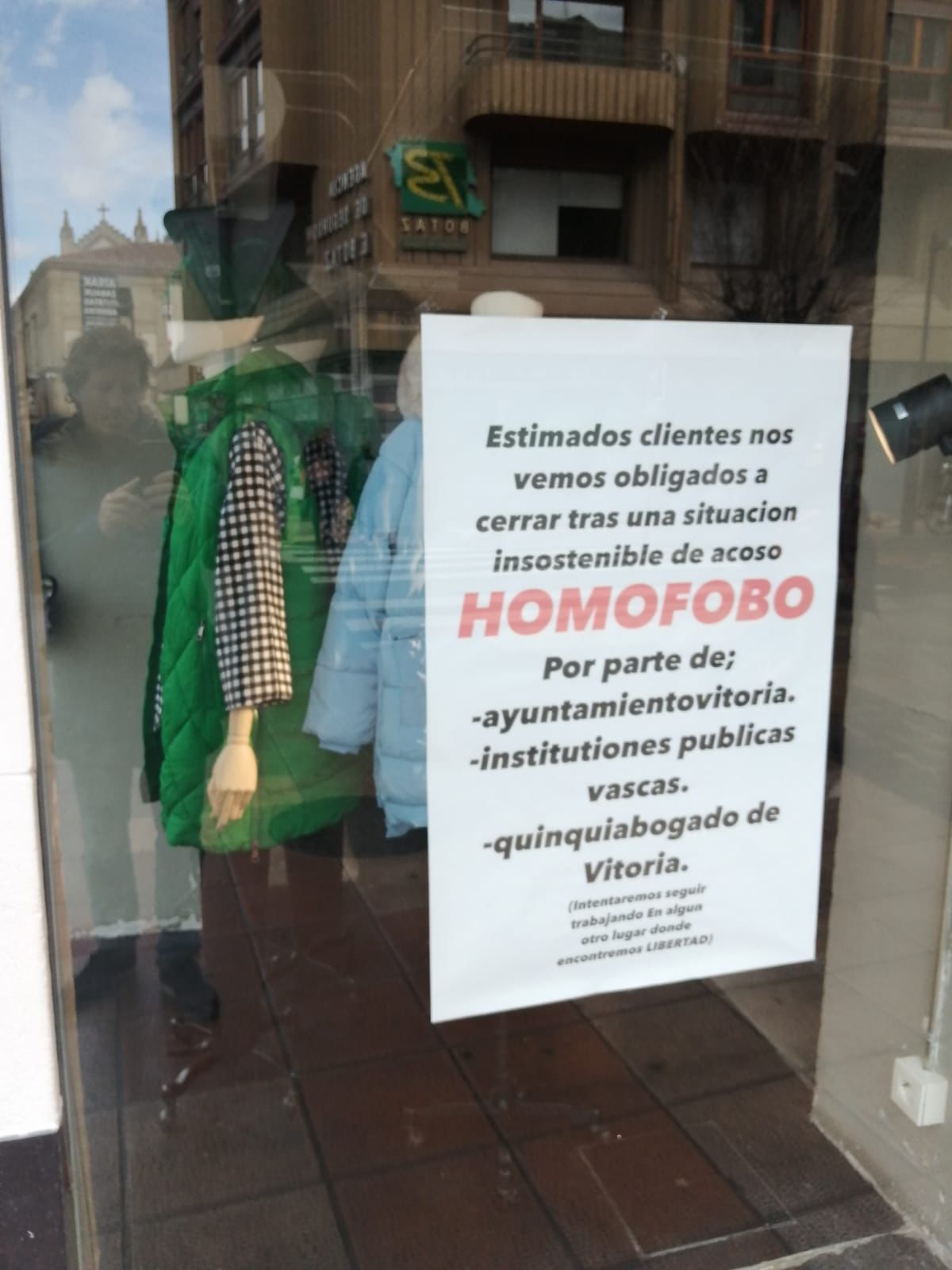 Cartel colgado en la tienda Udalaitz.