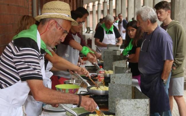 Concurso de tortilla de patata en una pasada edición de las fiestas. / Goiena. Concurso de tortilla de patata en una pasada edición de las fiestas.