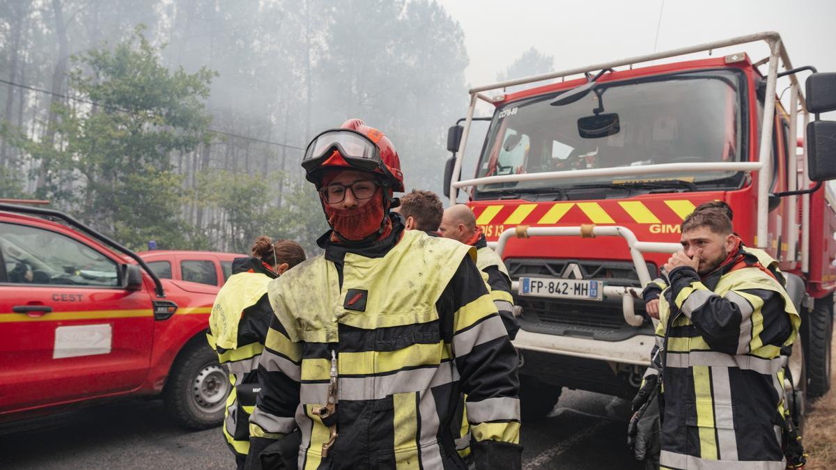 Un grupo de bomberos trata de sofocar las llamas en el suroeste de Francia.
