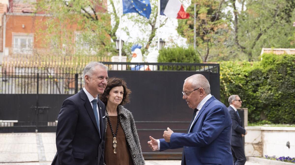 El lehendakari, Iñigo Urkullu, con la secretaria general para la Unión Europea y Acción Exterior, Marian Elorza, y el embajador francés, Jean Michel Casa.