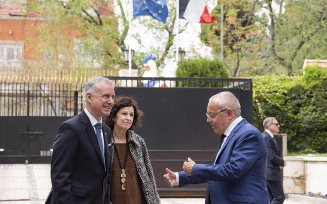 El lehendakari, Iñigo Urkullu, con la secretaria general para la Unión Europea y Acción Exterior, Marian Elorza, y el embajador francés, Jean Michel Casa.