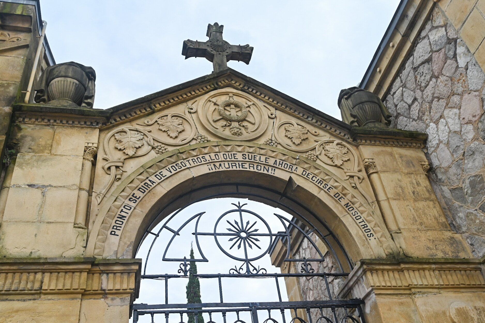 Entrada del cementerio de Polloe.