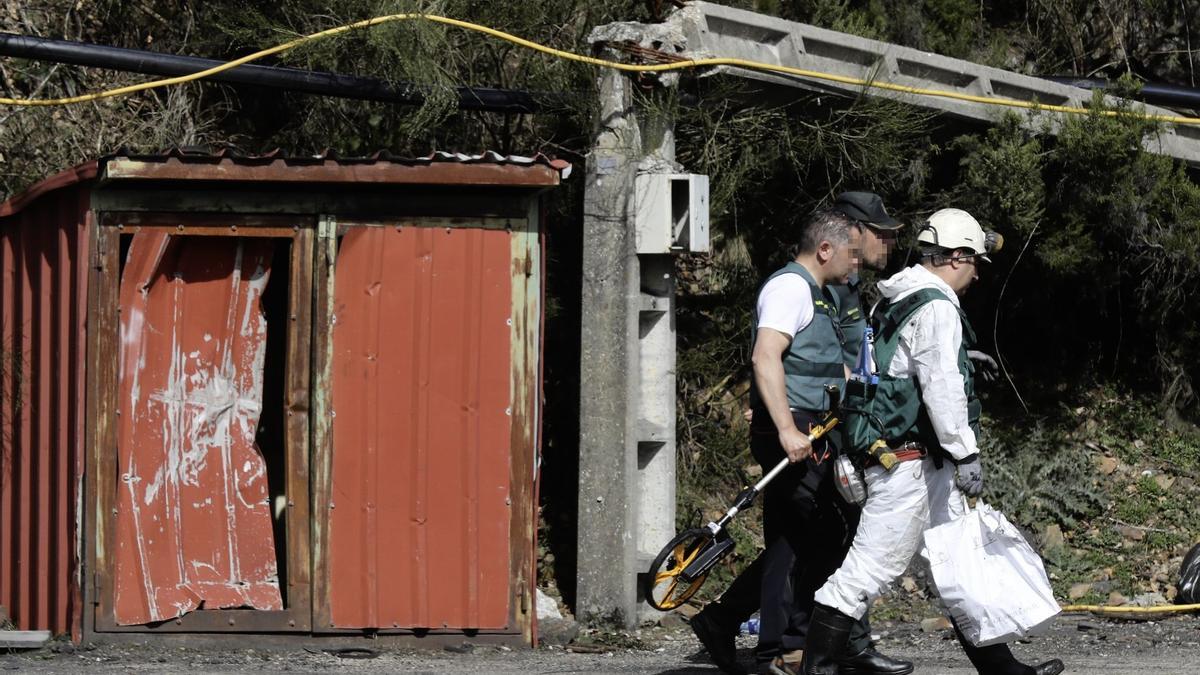 Investigadores accediendo a la mina accidentada