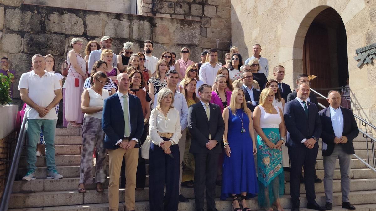 Minuto de silencio por la víctima de violencia de género en Don Benito en la puerta de Presidencia de la Junta.