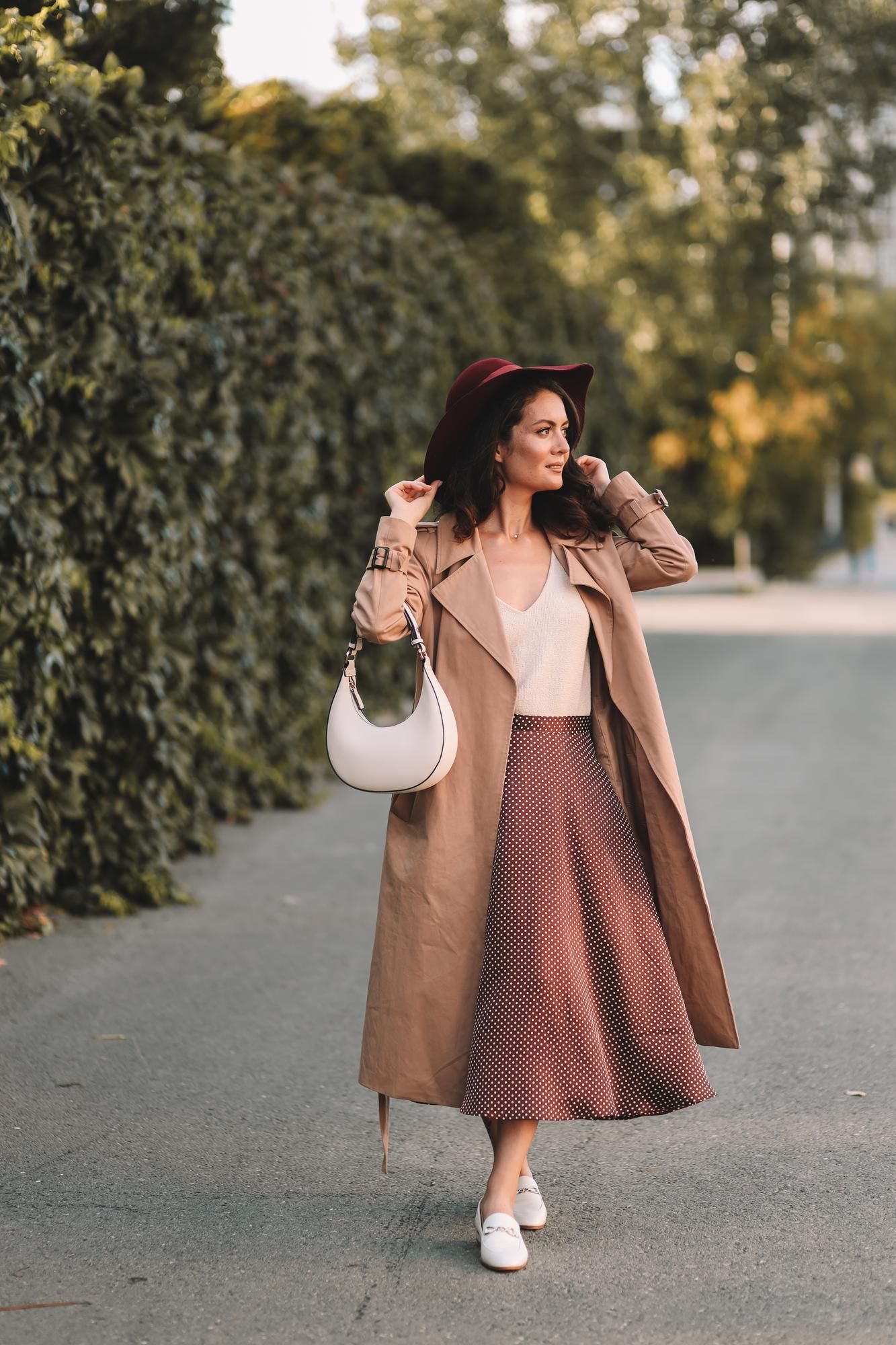 Falda en color marrón oscuro y top beige.