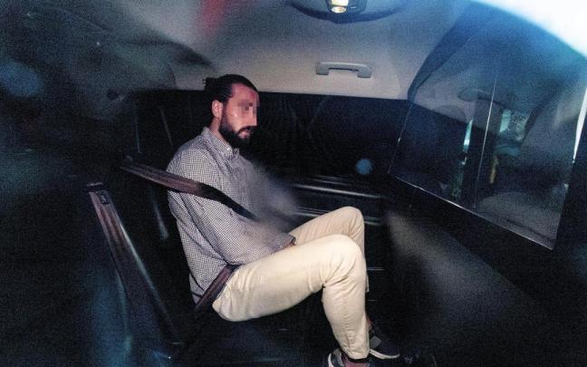 El supuesto cómplice de Rafa Mir es trasladado en un coche de la Guardia Civil para pasar a disposición judicial. / EFE El supuesto cómplice de Rafa Mir es trasladado en un coche de la Guardia Civil para pasar a disposición judicial.