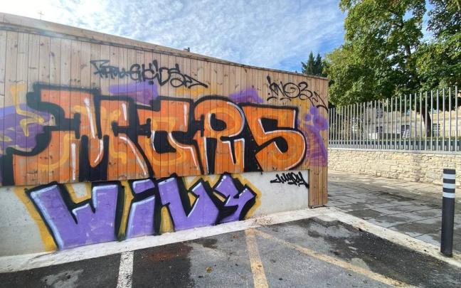 Grafiti pintado en el muro de madera de un parque de Vitoria CEDIDA Grafiti pintado en el muro de madera de un parque de Vitoria CEDIDA