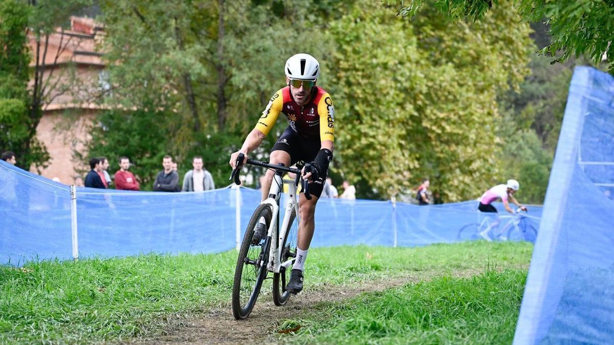 Ion Izagirre rueda por el circuito en su última carrera.